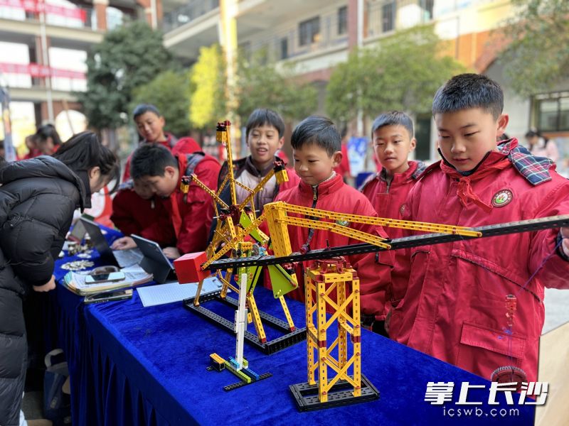 一系列非遗与科技的展示，引领学生们踏上自我欣赏与珍爱的美妙旅程。