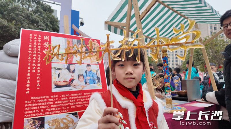糖画摊前，传承人写出的“枫树山大桥小学”校名成了学生们的打卡热门。 长沙晚报全媒体记者 岳霞 摄