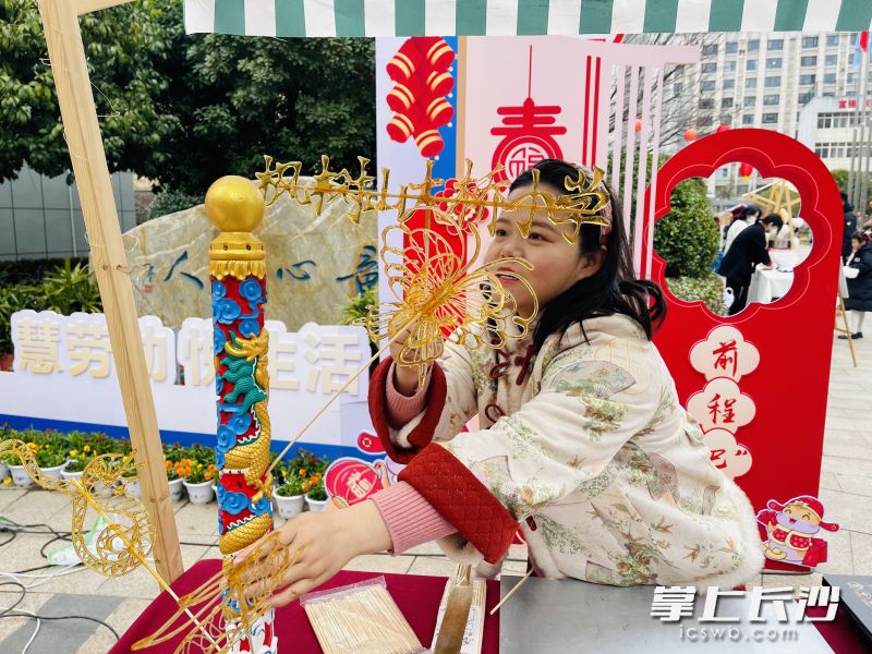 糖画摊位吸人眼球。 长沙晚报全媒体记者 岳霞 摄