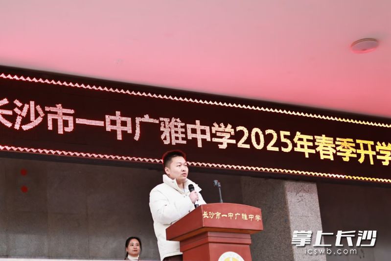 初中部2015届毕业生、现就读于北京大学的陶灏明回校分享成长感悟。