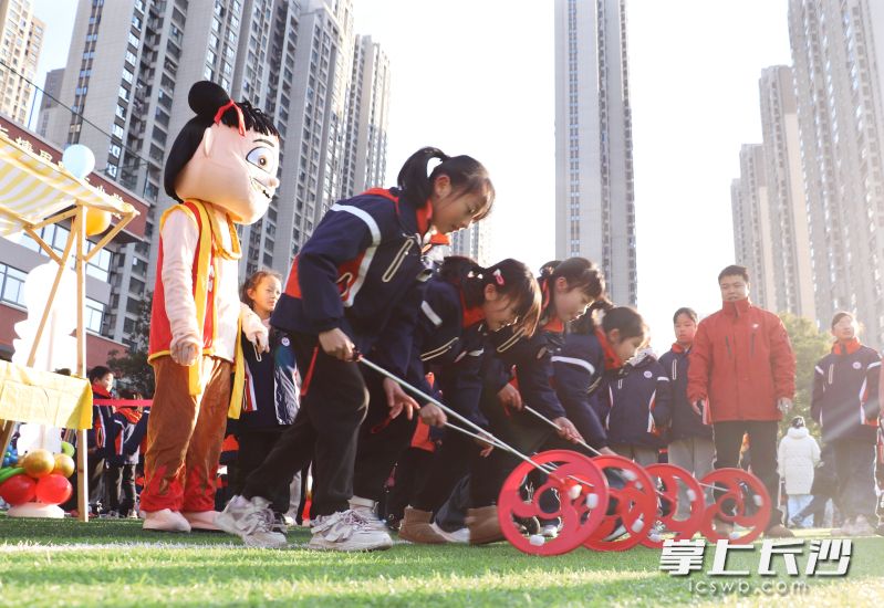 开学报到日，毽球、陀螺、蹴鞠等变身成“现代哪吒”的闯关法宝。