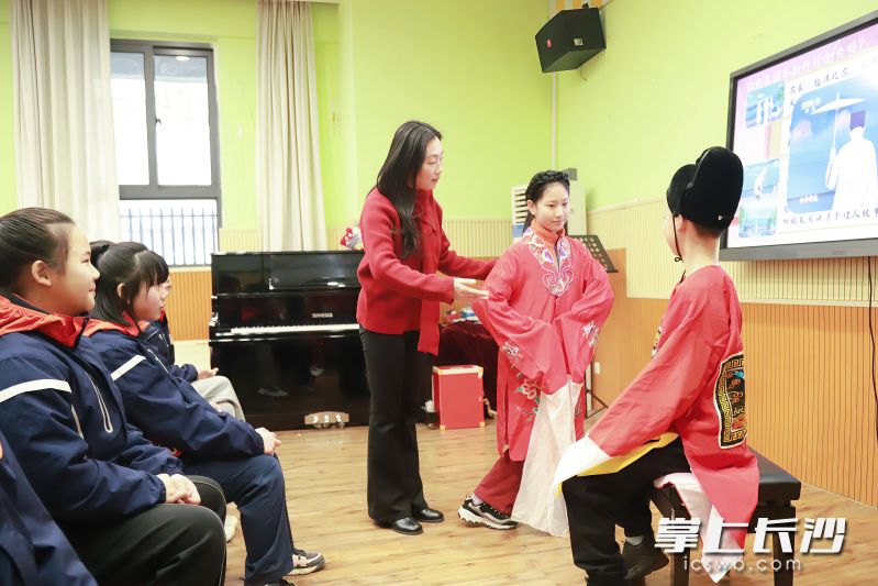 音乐课堂以传统乐器、地方戏曲等为载体，生动展现非遗的多元魅力。长沙晚报通讯员 陈梅 摄