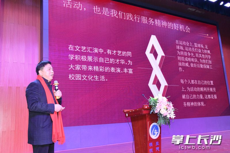 长沙高新技术工程学校党委书记伍秋阳。