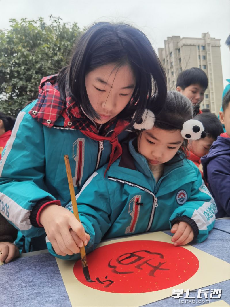 高年级的大姐姐带着低年级的小妹妹一起完成任务。 长沙晚报通讯员 郑薇 赵娟 摄