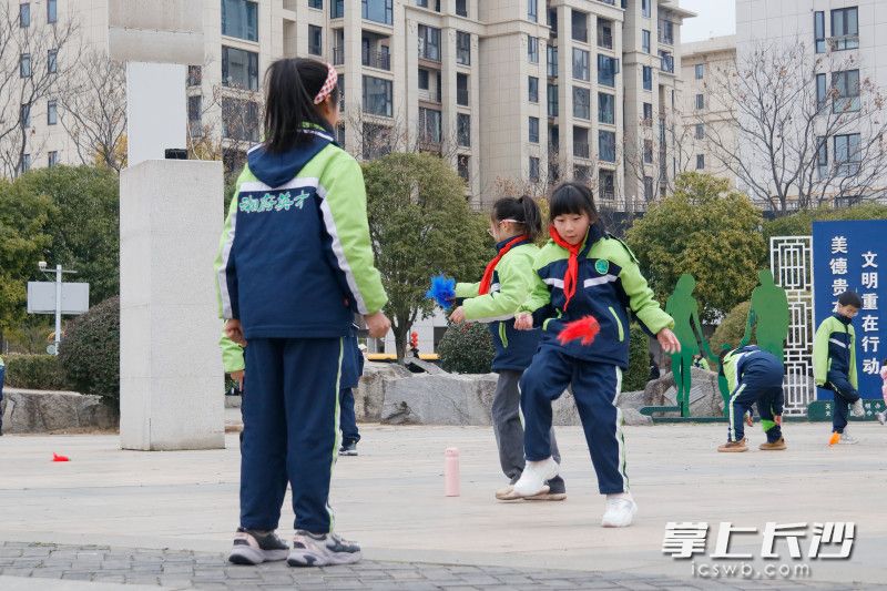 学生们在公园里开心地运动。