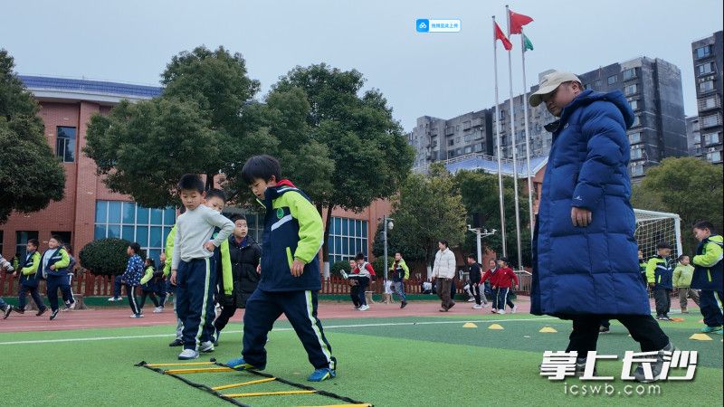 校园里，三点半课后服务的各种体育社团，也让孩子们“动起来”。