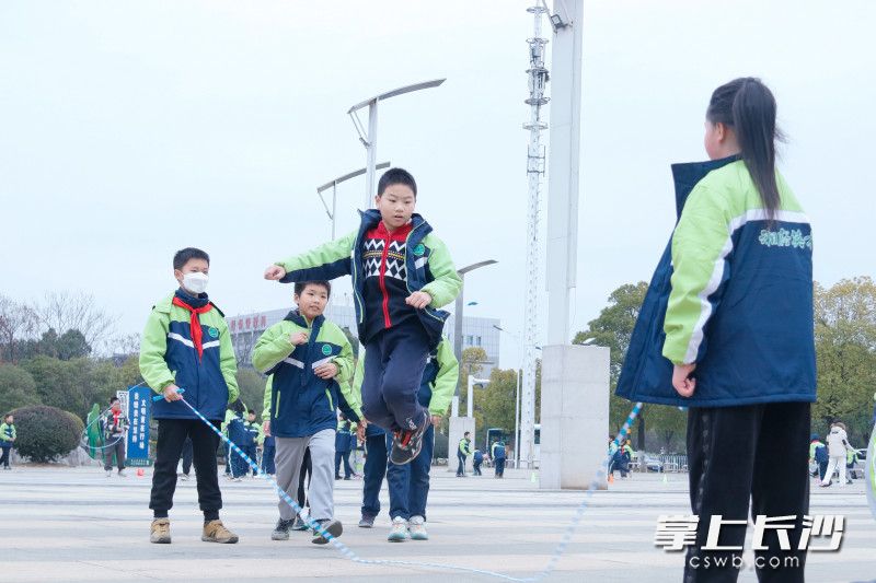 湘府英才小学把体育课开到公园里。图为学生们在湘府文化公园跳绳。 均为长沙晚报全媒体记者林暘摄
