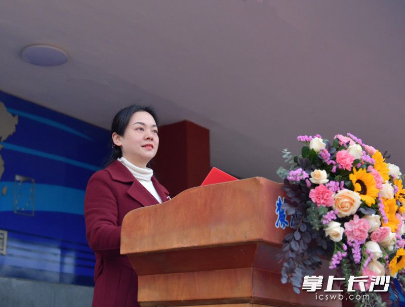 麓山国际实验学校校长杨革非以《不负世界的最美赠予》为题作开学第一讲。长沙晚报通讯员 唐婉欣 摄