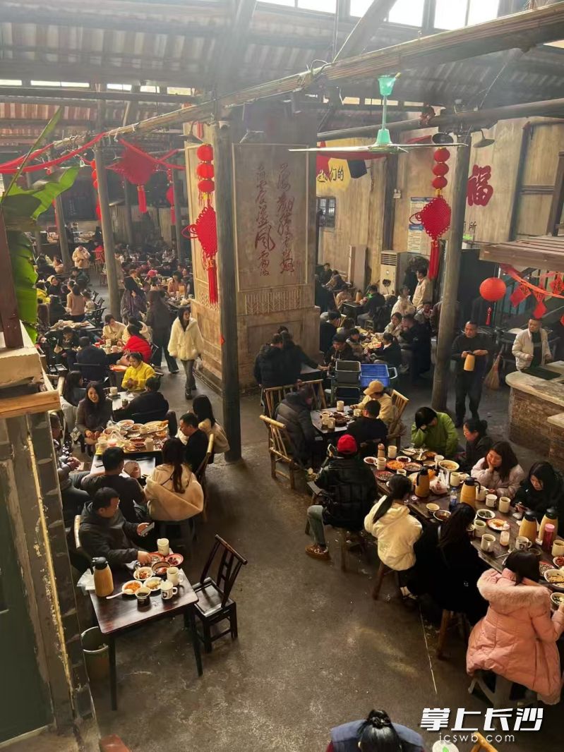 茶馆人气火爆。