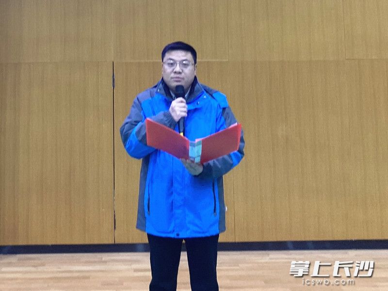 雅礼融城学校校长彭文丰作开学第一讲。学校供图