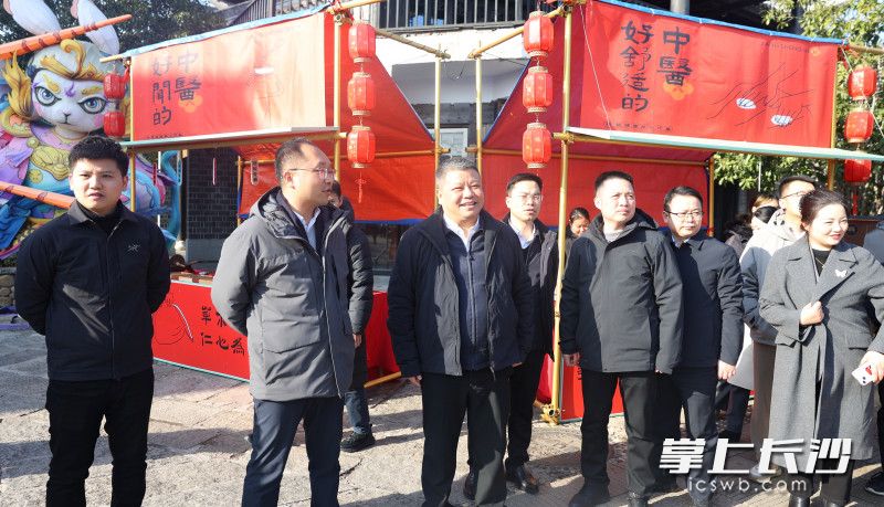 陈刚一行在铜官窑国风乐园调研。长沙晚报全媒体记者 盛磊 摄