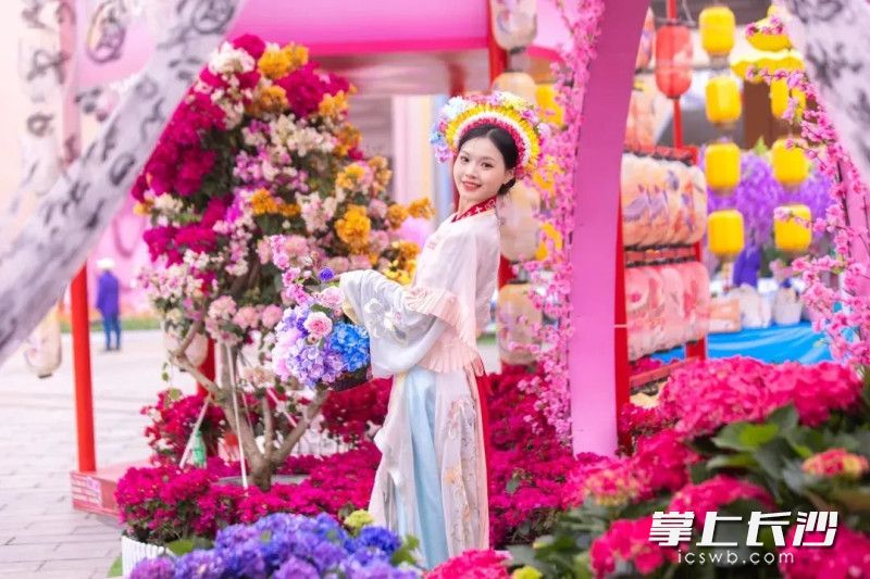 换花节上展示自我。