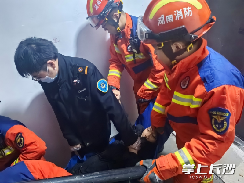 消防人员在转运受伤老人。 长沙晚报通讯员 杨振宇 摄