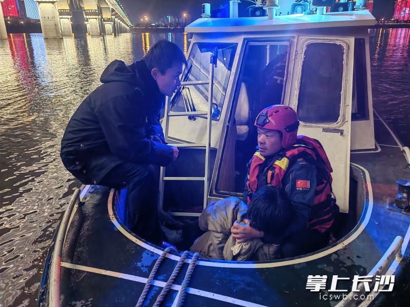 长沙市蓝天救援队队员成功救起落水女子。 长沙晚报通讯员 曾劲玉 供图