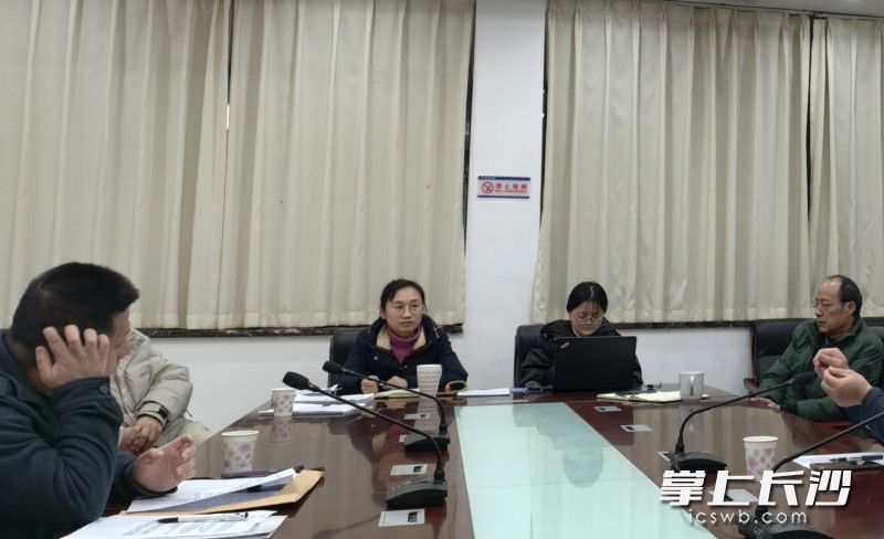 调解室里，医学顾问和调解员组织双方进行“面对面”协商。