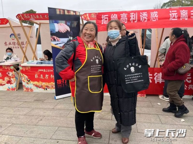 通过法律问答环节，现场群众学习到法律知识，也获得了奖品。 均为通讯员供图