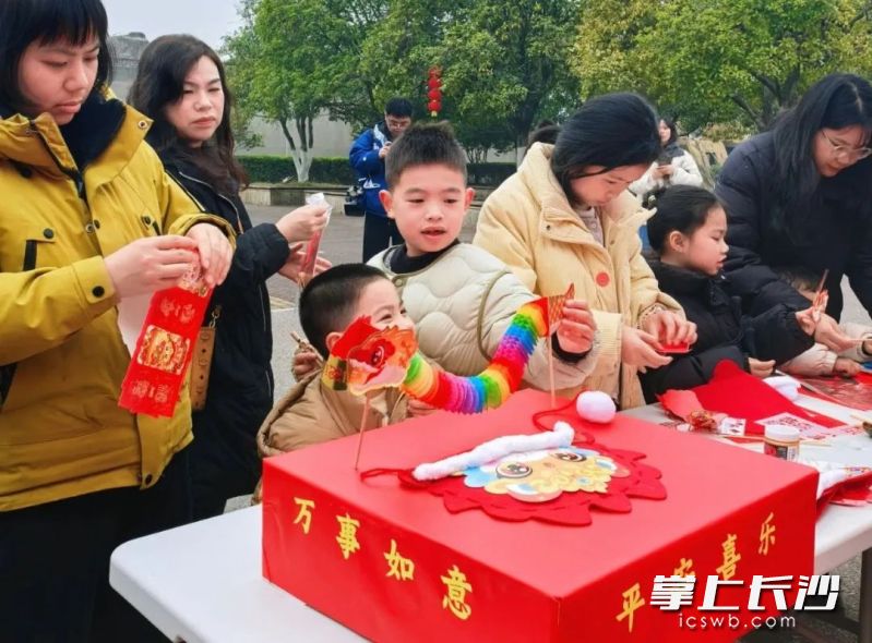 游客现场试制花灯。