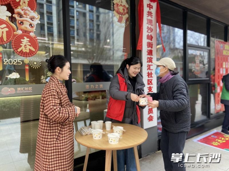 金蛇献瑞,喜闹元宵。 金蛇献瑞,喜闹元宵。