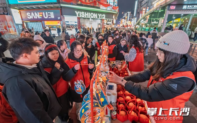元宵夜，黄兴广场“爱心小推车”送暖又添趣。 均为长沙晚报全媒体记者 陈飞 摄