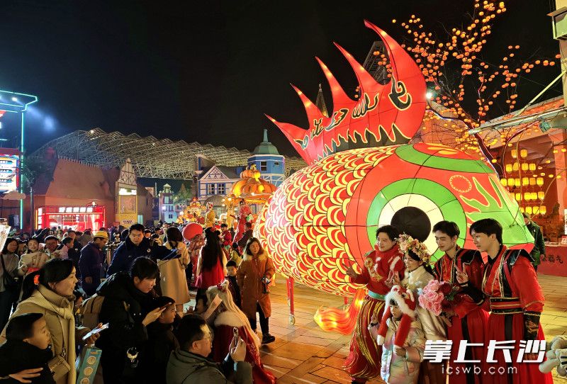 市民、游客在长沙世界之窗喜庆闹元宵。 均为长沙晚报全媒体记者贺文兵摄