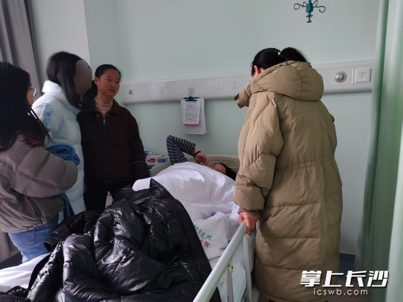 2月12日，陈丹、邹玉瑛前往医院看望产妇姚平。 长沙晚报实习生 马文静 摄