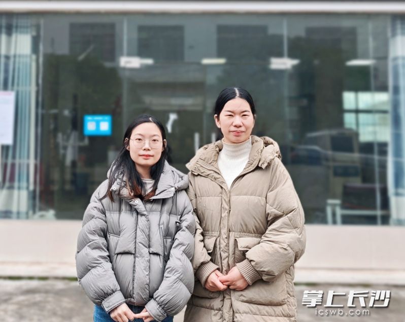 “90后”陈丹（右）与“00后”邹玉瑛表示，这次特殊的接生是一次非常难忘的经历，很开心产妇母子都平安。 长沙晚报全媒体记者 颜开云 摄
