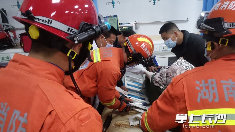 消防救援人员正在救助被卡老人。 长沙晚报通讯员 柳成彦 摄