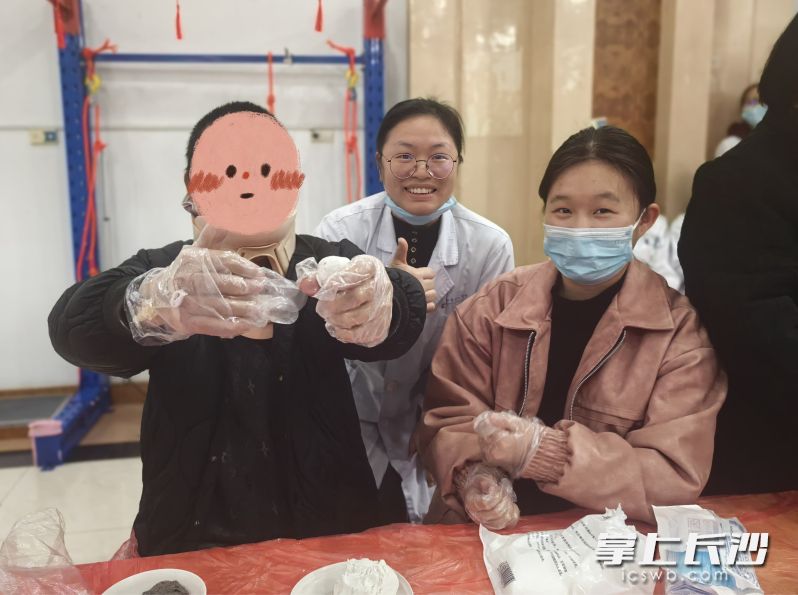 康复医学科医患通过互动活动，既增进友谊又利于患者康复。