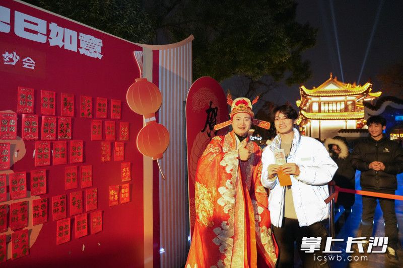 一位游客抽到100元现金红包。