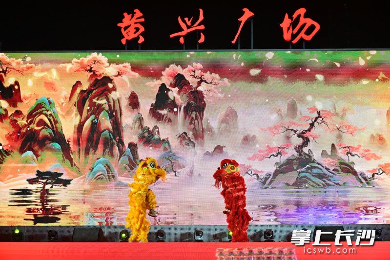 2月12日，元宵佳节，长沙黄兴广场举办“我们的节日·元宵——2025福龟迎春”晚会。 均为长沙晚报全媒体记者余劭劼摄