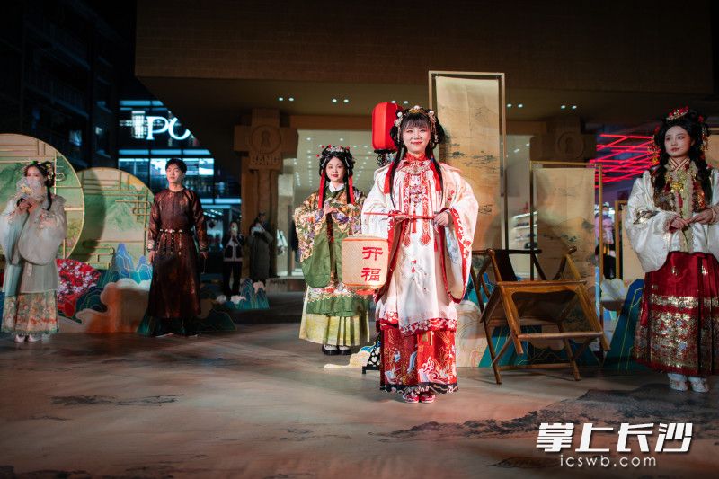 传统和时尚交融的潮宗街。 长沙晚报全媒体记者 黄启晴 摄