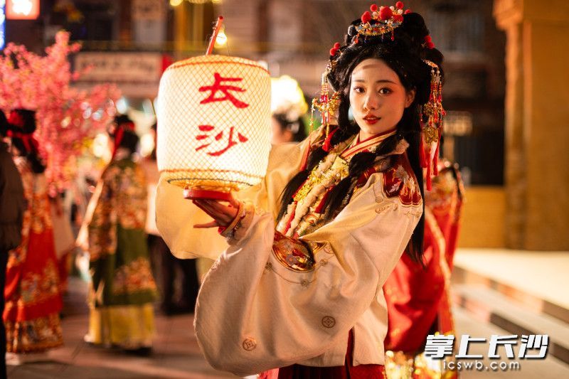 2月12日正值元宵佳节，潮宗街人头攒动、热闹非凡。 均为长沙晚报全媒体记者王志伟、黄启晴摄