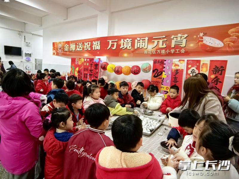 同学们亲手制作汤圆。