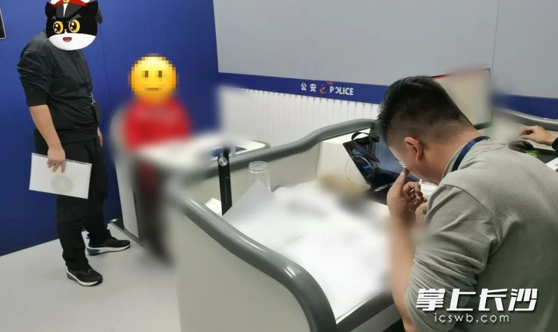 民警在讯问嫌疑人。长沙晚报通讯员 林鑫 供图 民警在讯问嫌疑人。长沙晚报通讯员 林鑫 供图