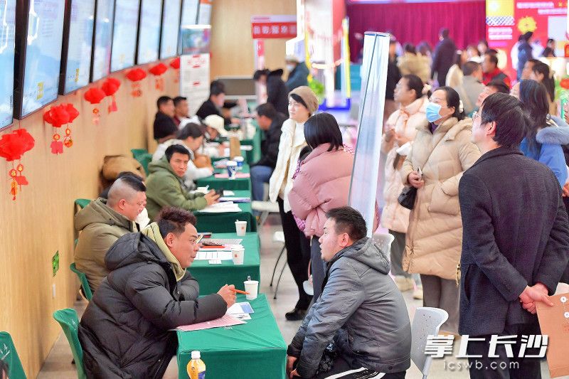 当日，现场面试及投递简历190余人次。