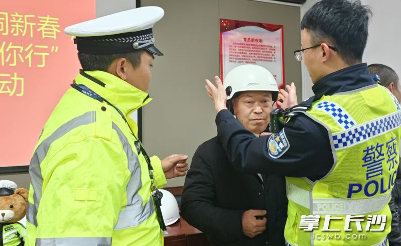 头盔要如何佩戴才正确？开福交警进行了演示。