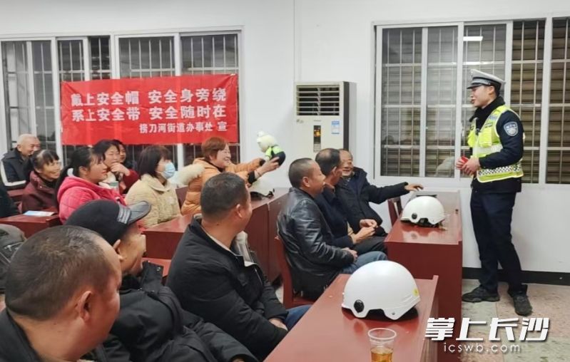 活动现场，居民争先恐后地竞相猜灯谜。 长沙晚报全媒体记者 何乐 摄