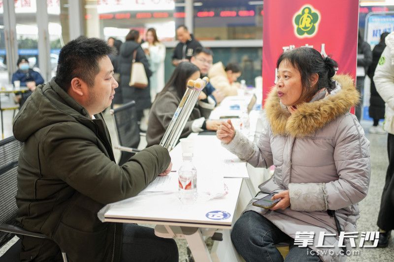 不少求职者排队投递简历。