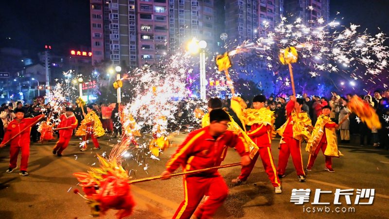 在展演活动中，浏阳烟花龙璀璨亮相。 均为长沙晚报通讯员熊剑、黄绍红摄