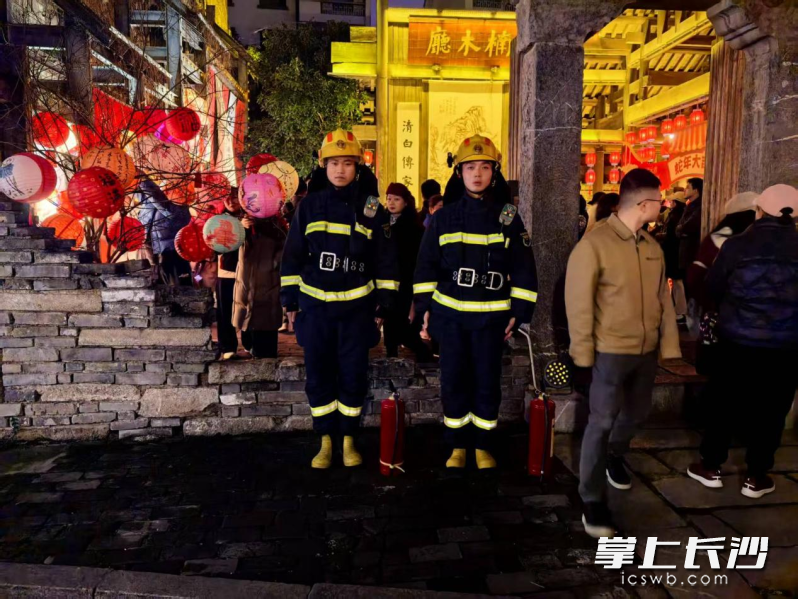 消防员全力守护灯会安全。 长沙晚报通讯员 邓雨 摄
