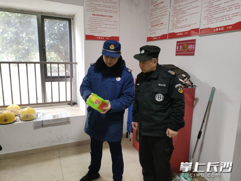 消防宣传员为企业员工讲解安全知识。 长沙晚报通讯员 柳成彦 摄