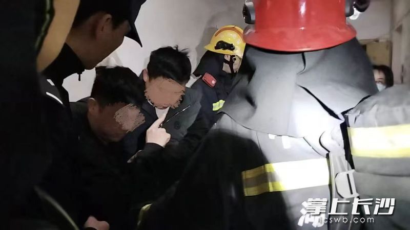 消防员成功将醉酒男子救下。  长沙晚报通讯员 谢梦嘉 摄