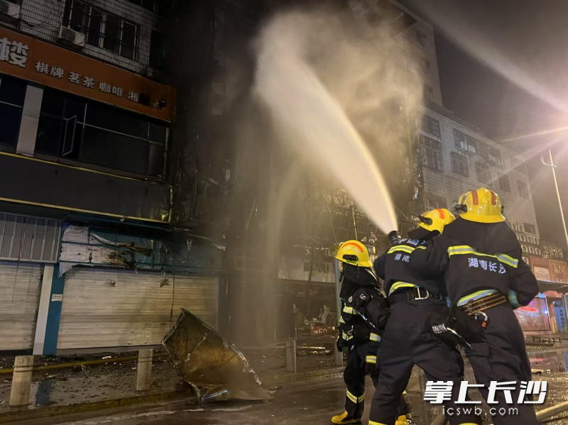 消防员正在扑救着火广告牌。 长沙晚报通讯员 谢梦嘉 摄