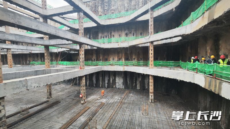 工作人员在湘江大道排水二期项目基坑内进行安全检查。