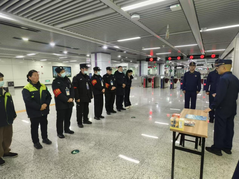 消防员为地铁站员工上“开工第一课”，送上一份“安全大礼包”。长沙晚报通讯员 刘扶桑 摄