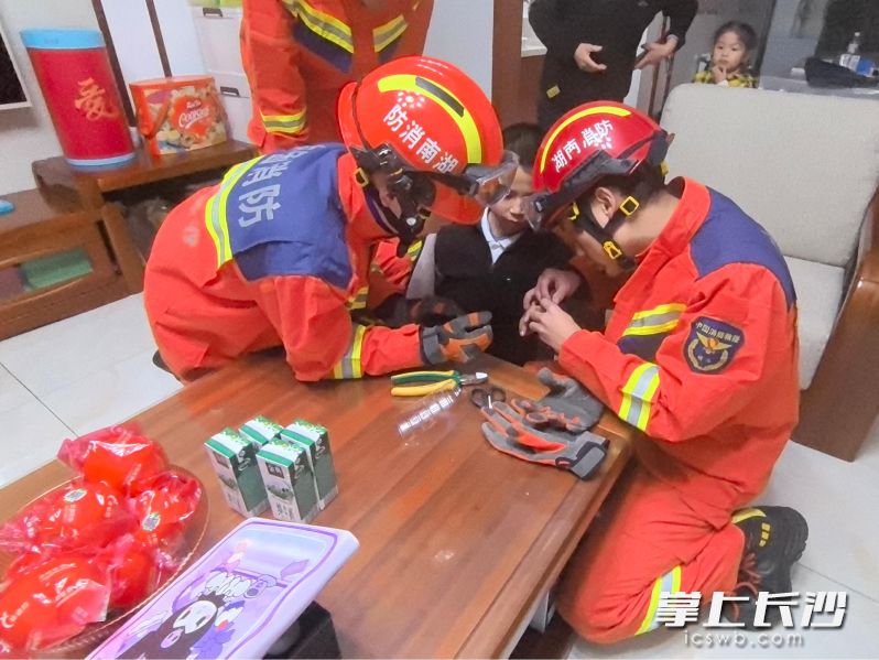 消防员帮助被量尺卡住的小孩。 长沙晚报通讯员 阮鹏霖 摄