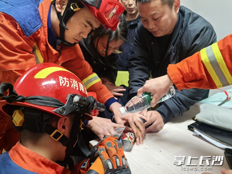 消防员救助手指卡进易拉罐的男孩。 长沙晚报通讯员 柳成彦 摄