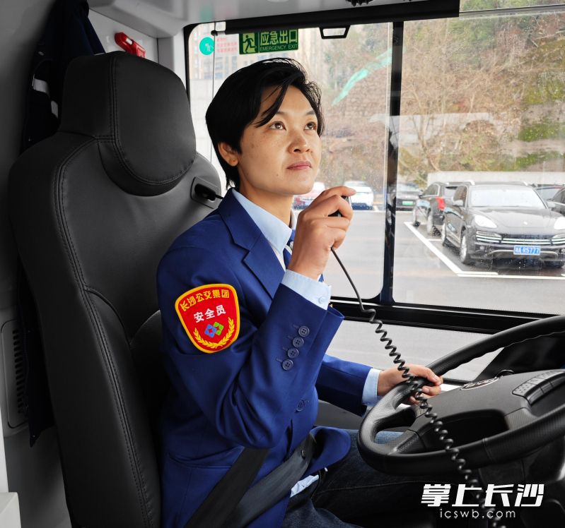 陈花枚表示，驾驶湘江观光巴士要眼观六路、耳听八方。