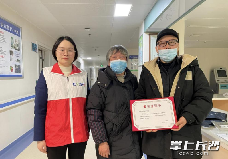 夏新明的家人遵循他生前的遗愿，通过爱尔眼库益阳接收站，成功捐献他的眼角膜。均为长沙晚报通讯员 杨丽红 廖小凤 供图