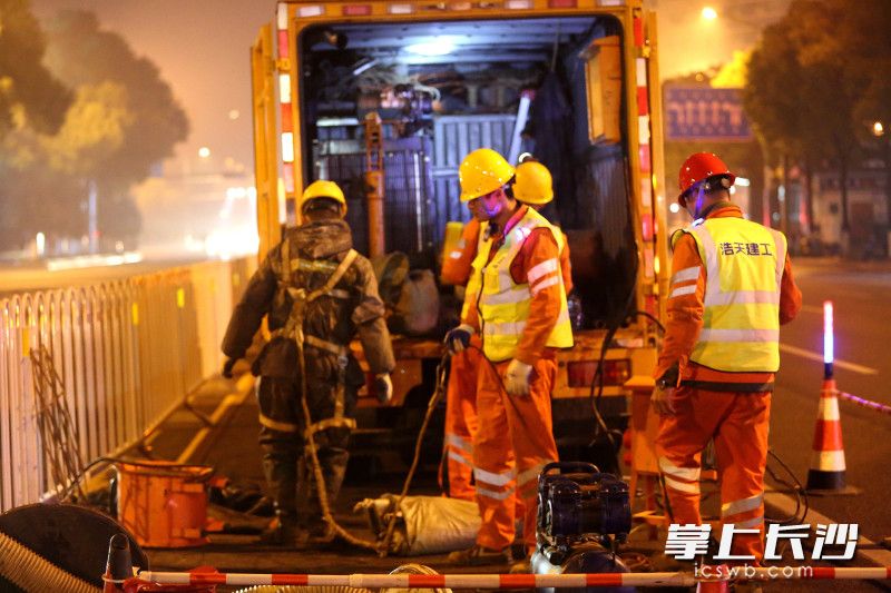 施工人员在做进入下水道的准备工作。均为长沙晚报全媒体记者 贺文兵 摄